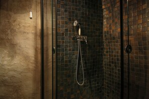 Kahden hengen deluxe-huone, 1 keskisuuri parisänky, näköala puutarhaan | Kylpyhuone