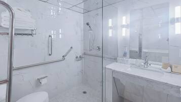 Secadora de cabello, toallas, jabón, papel de baño