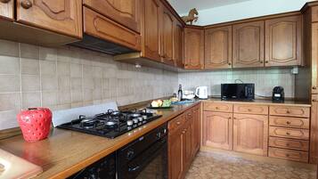 Frigorifero, microonde, forno, piano cottura