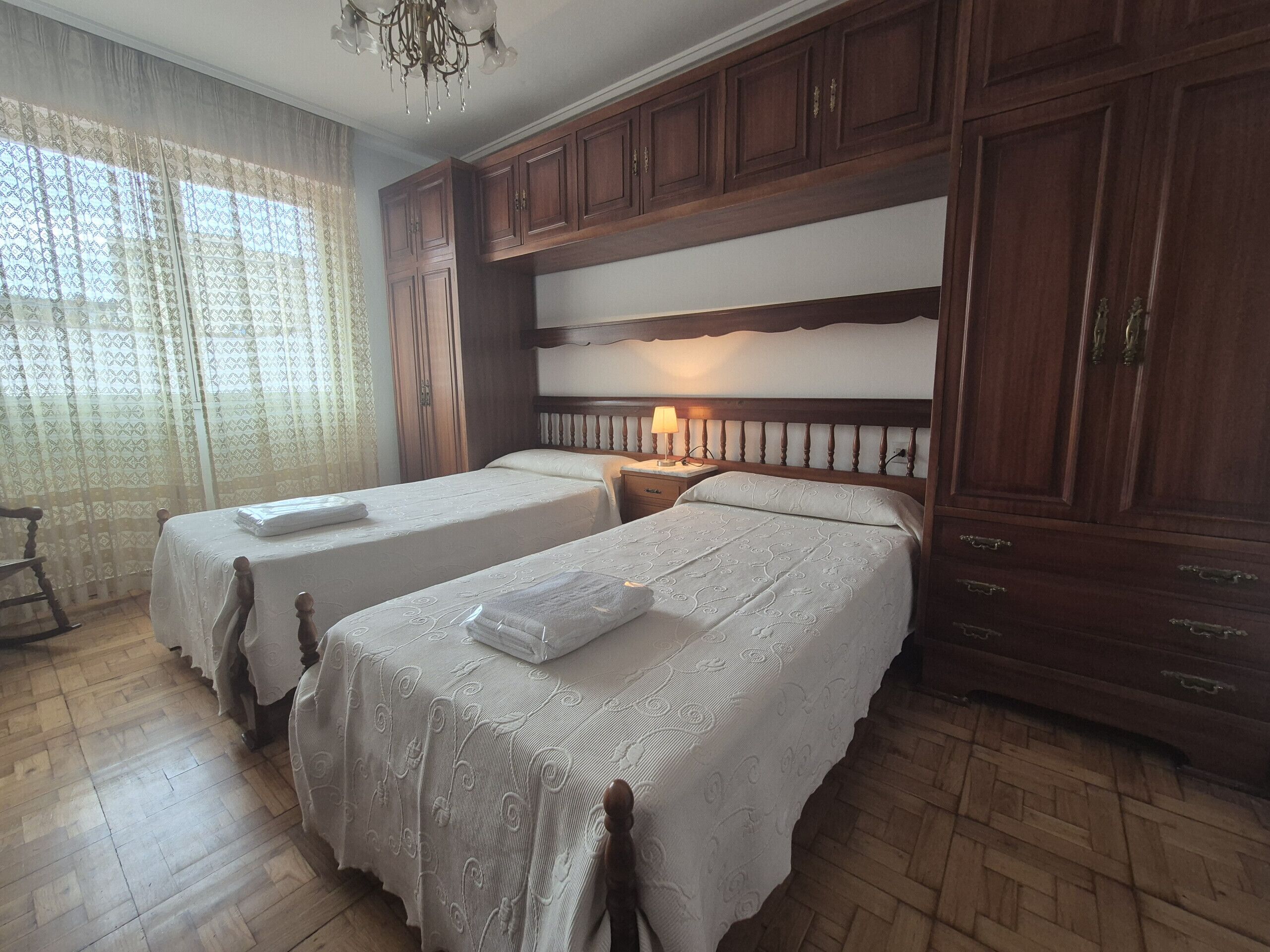 3 slaapkamers, een strijkplank/strijkijzer, gratis wifi, beddengoed