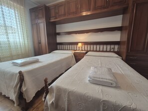 3 bedrooms, iron/ironing board, free WiFi, bed sheets