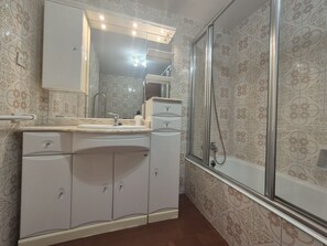 Hair dryer, towels