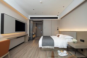 Business Single Room | Blackout drapes, iron/ironing board, free WiFi - Yishang Hotel (Chengmai)