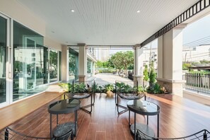 Lobby sitting area - ZAYN Bangna Hotel (Bangkok)