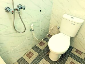 Shower, pancuran hujan, handuk, dan sabun