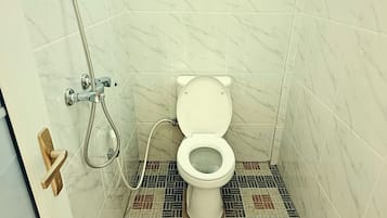 Kamar Deluks | Kamar mandi | Shower, pancuran hujan, handuk, dan sabun