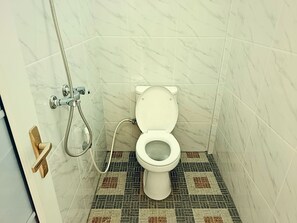 Kamar Deluks | Kamar mandi | Shower, pancuran hujan, handuk, dan sabun