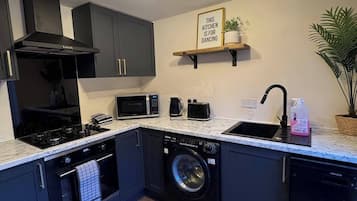 Lemari es, microwave, oven, dan kompor