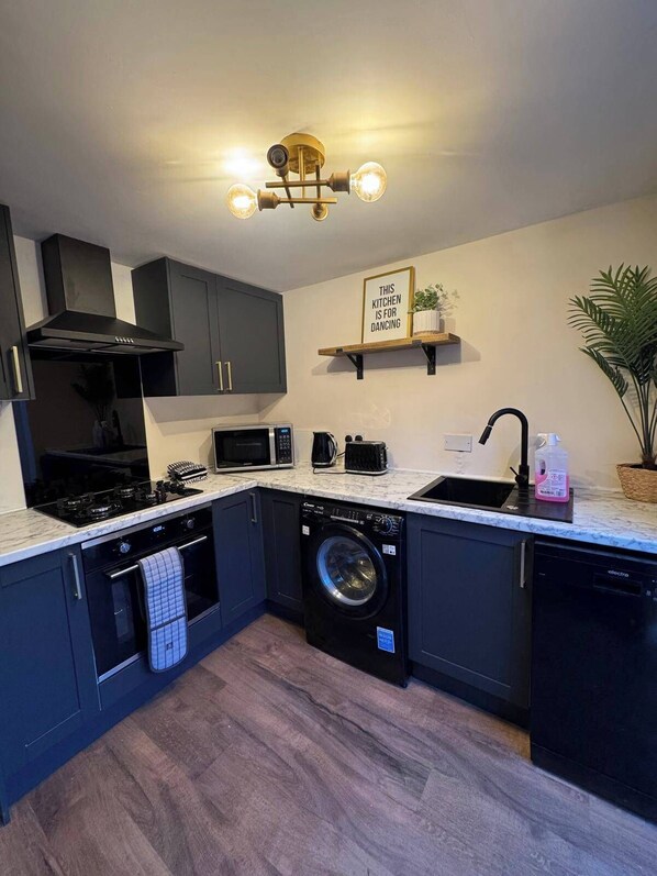 Lemari es, microwave, oven, dan kompor