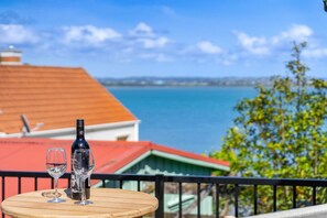 Property grounds - Point Chevalier Beach Studio with Ocean Views (Auckland)