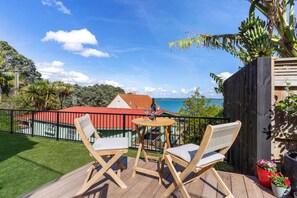 Outdoor dining - Point Chevalier Beach Studio with Ocean Views (Auckland)