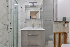 Douche, sèche-cheveux