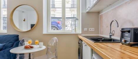 Micro-ondes, grille-pain, batterie de cuisine, vaisselle et ustensiles