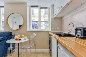 Microwave, toaster, cookware/dishes/utensils - Atelier d'artiste a Saint Germain (Paris)