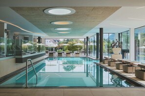 من حمّامات السباحة المغطاة، 2 من حمّامات السباحة الخارجية