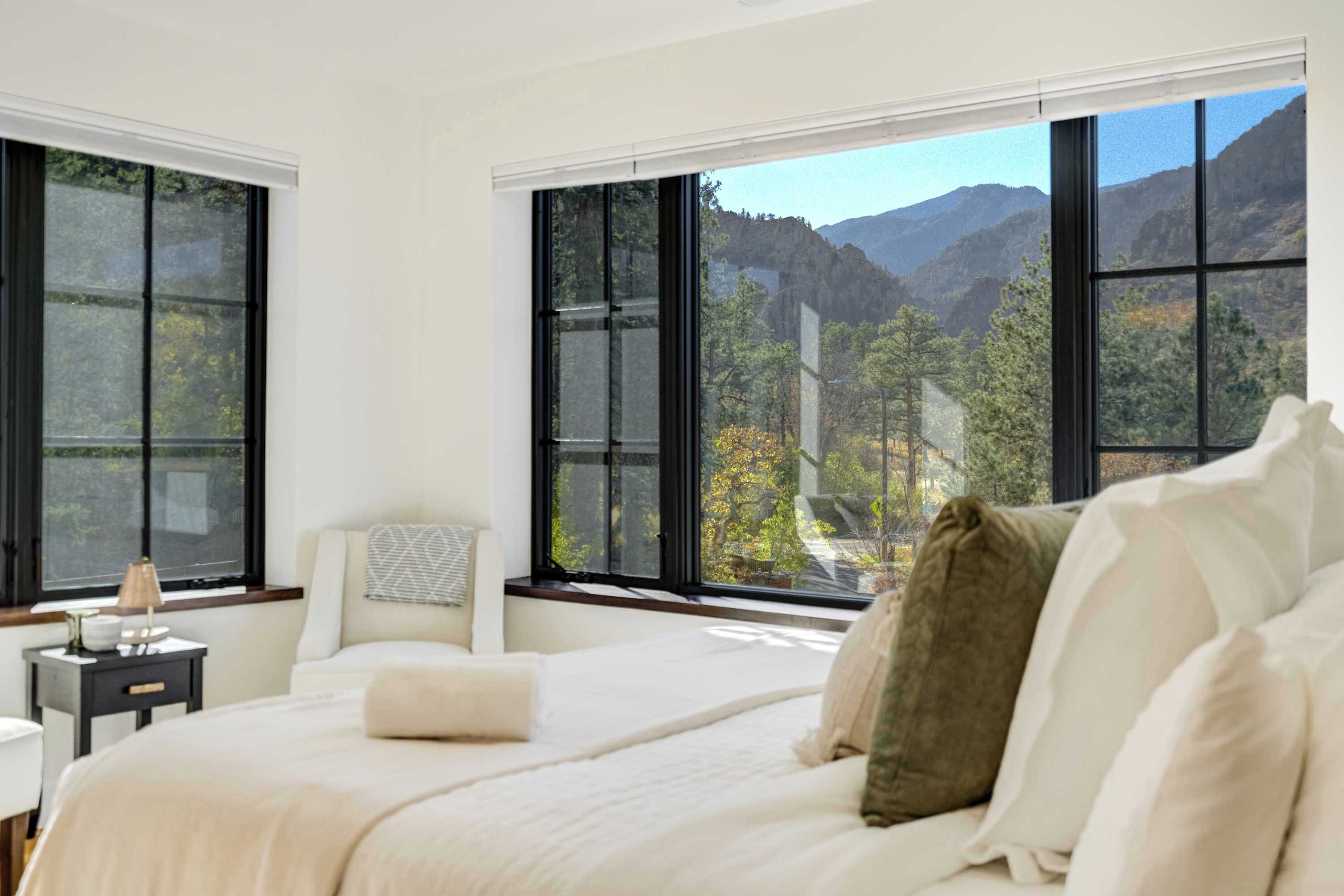 7 chambres, bureau, fer et planche à repasser, lit parapluie