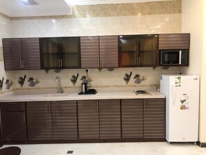 Frigorífico, microondas, placa de cocina y utensilios de cocina