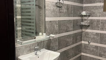 Appartement | Badkamer | Gratis toiletartikelen, een haardroger, handdoeken, zeep