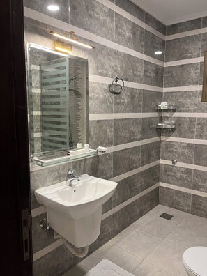 Appartement | Salle de bain | Articles de toilette (gratuits), séchoir à cheveux, serviettes fournies
