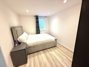 5 bedrooms, internet, bed sheets