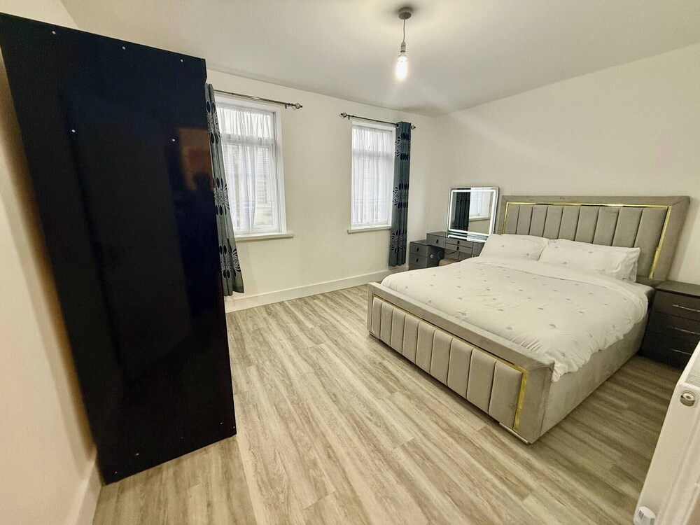 spacious-5-bedrooms-in-excel-big-ben-and-westfield-london-vrbo