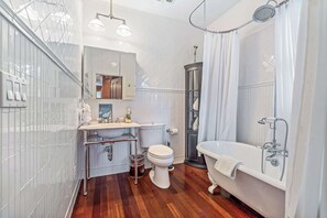 Douche, sèche-cheveux, serviettes fournies, shampoing