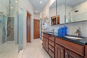 Shower, hair dryer, towels, shampoo - Sevilla Grand l Walk to DNTN l Outdoor Relaxation (St. Augustine)