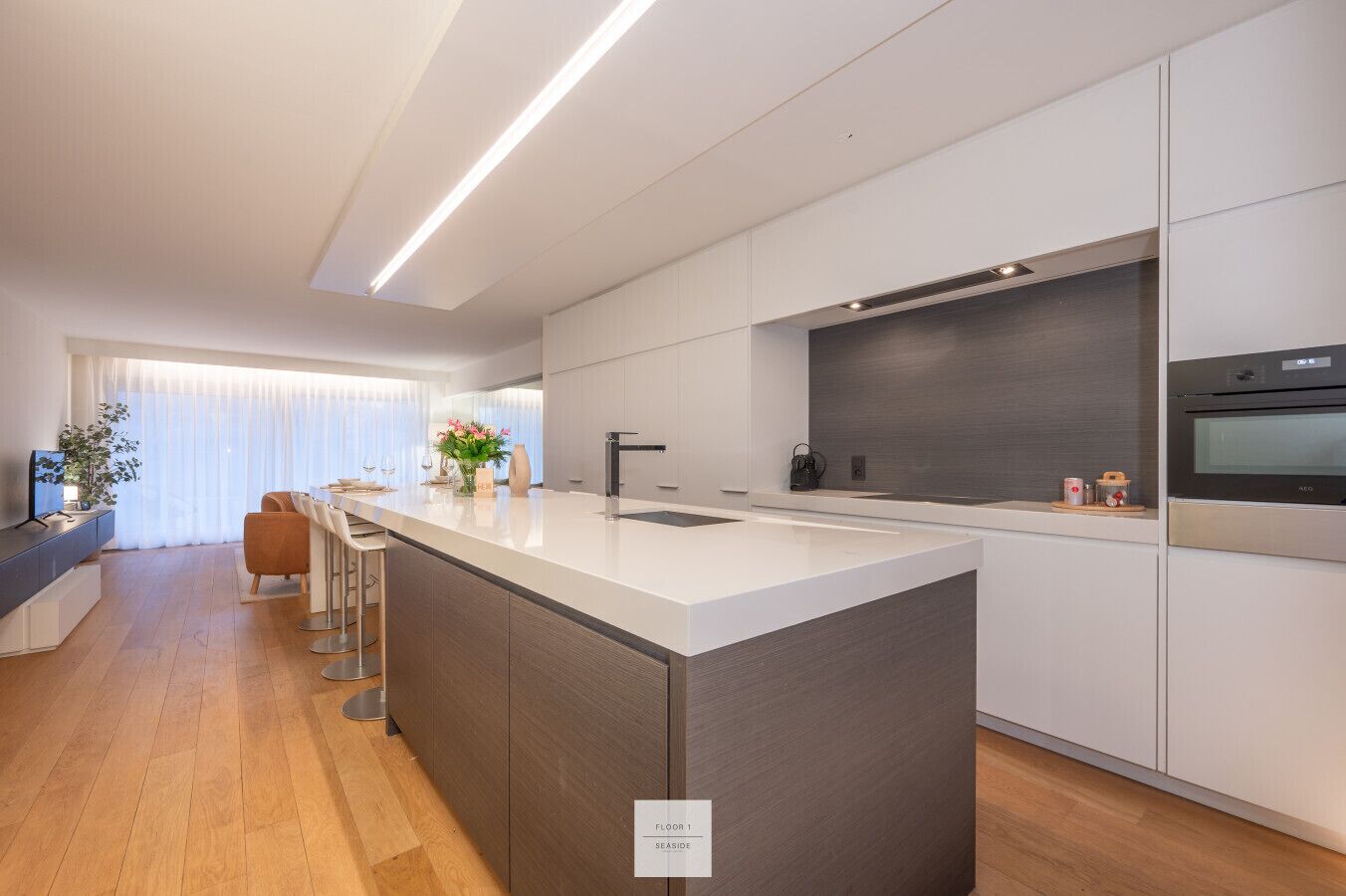 Mikrowelle, Ofen, Geschirrspüler, Wasserkocher mit Kaffee-/Teezubehör