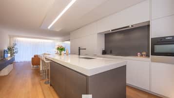 Een magnetron, een oven, een vaatwasser