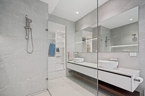 Shower, hair dryer, towels, shampoo - Stonewood by Coast Hosting (North Avoca)