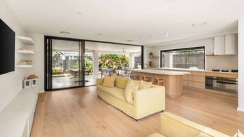 Televisión, oficina