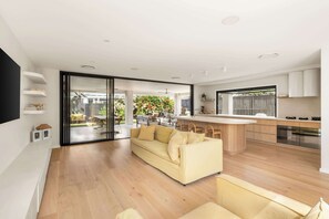 Televisión, oficina