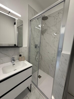 Doccia, asciugacapelli, bidet, asciugamani