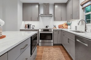 Private kitchen - Charming 1-bedroom apartment in Pune with AC (Pune)