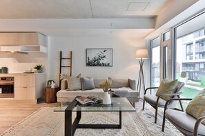 Living area - Charming 1-bedroom apartment in Pune with AC (Pune)
