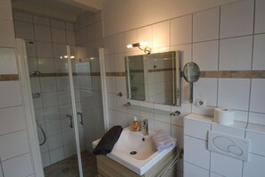 Shower, hair dryer - Holiday home with 2 bedrooms (Greetsiel)