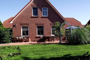 Outdoor dining - Holiday home with 3 bedrooms (Greetsiel)