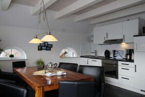 Fridge, microwave, oven, stovetop - Holiday home with 3 bedrooms (Greetsiel)
