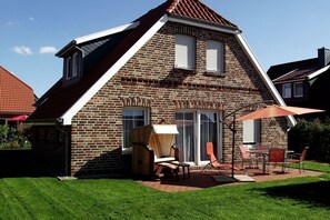 Outdoor dining - Holiday home with 3 bedrooms (Greetsiel)