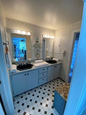 Douche, sèche-cheveux