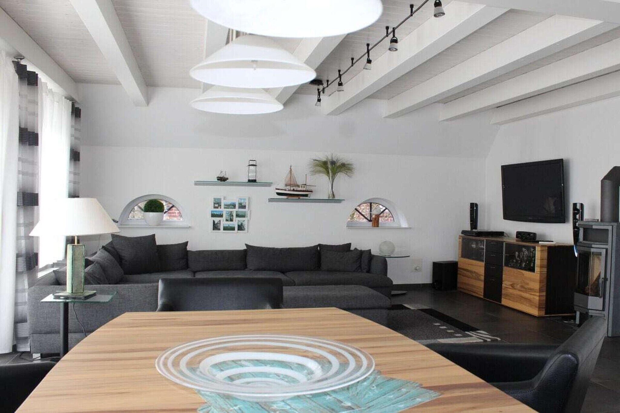 Smart-tv, eldstad, dvd-spelare och böcker