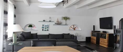 Smart-tv, eldstad, dvd-spelare och böcker