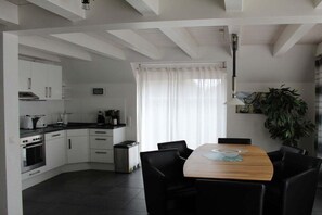 Fridge, microwave, oven, stovetop - Holiday home with 3 bedrooms (Greetsiel)