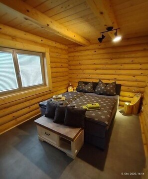 واي فاي مجانًا وملاءات أسرّة