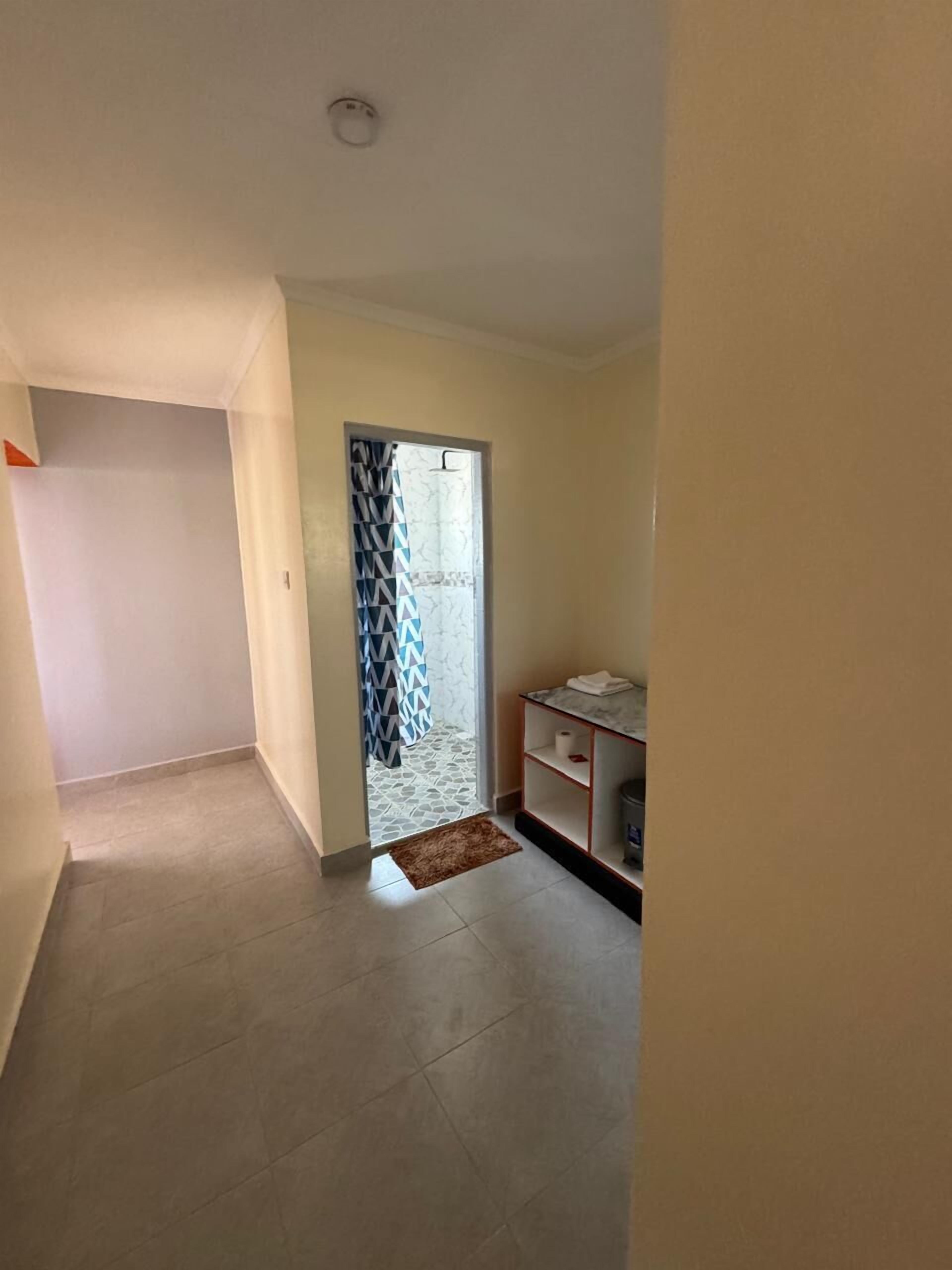 Ducha, toallas, jabón, papel higiénico