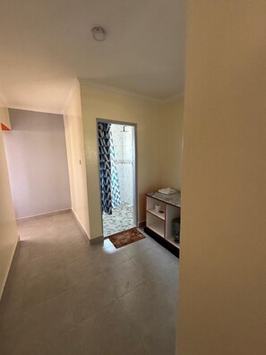 Quarto casal ou duplo, vista para o jardim | Banheiro | Chuveiro, toalhas de banho, sabonete, papel higiênico