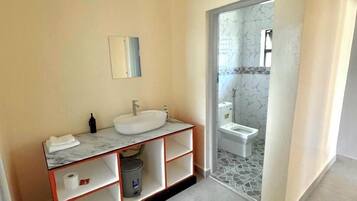 Quarto casal ou duplo, vista para o jardim | Banheiro | Chuveiro, toalhas de banho, sabonete, papel higiênico