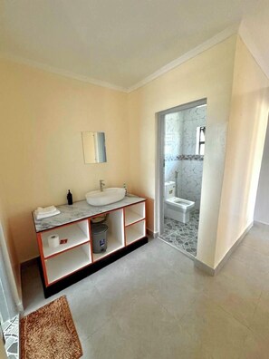 Quarto casal ou duplo, vista para o jardim | Banheiro | Chuveiro, toalhas de banho, sabonete, papel higiênico