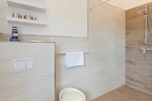 Shower, hair dryer - One-bedroom apartment (Sassnitz auf Rügen)