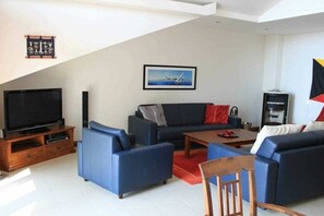 Smart TV y chimenea 